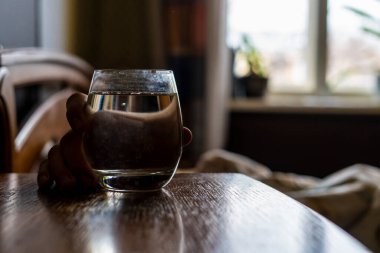 Adam yatakta dinleniyor ve bir bardak su alıyor. susuzluk konsepti b