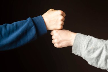 İki arkadaş arasında yumruk ya da yumruk tokuşturma