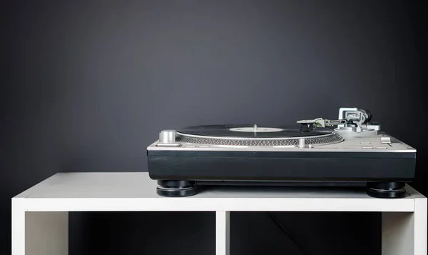 Vintage minimalistic concept with the turntable on the shelf b — Stock Photo, Image