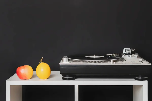 Vintage minimalistic concept with the turntable on the shelf b — Stock Photo, Image