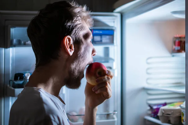 Person äta hälsosam mat frukter från kylskåp sent på natten f — Stockfoto