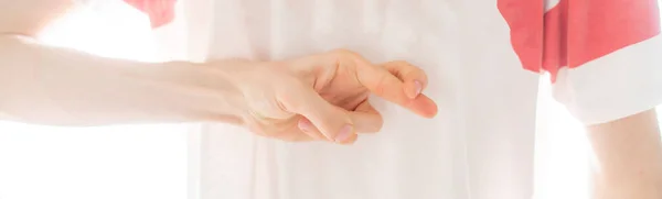 Persoana își încrucișează degetele în spatele spatelui b — Fotografie, imagine de stoc