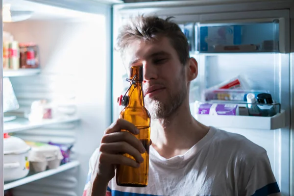 Mann trinkt nachts Bär aus Kühlschrank — Stockfoto