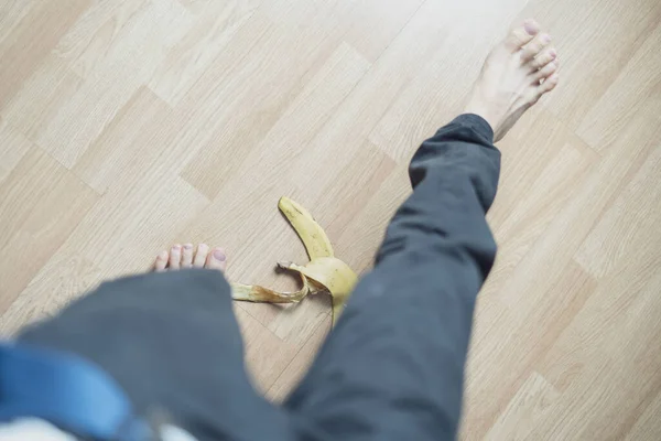 Perna escorregar na casca de banana e ter um acidente b — Fotografia de Stock