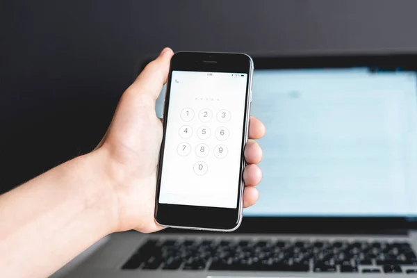 Persona introducir el código de seguridad en su dispositivo b — Foto de Stock