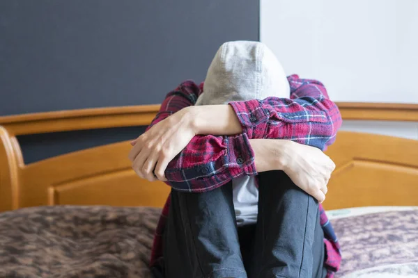 Triste adolescente solitário ter problemas e chorar no quarto b — Fotografia de Stock