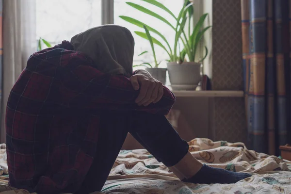 Triste adolescente solitário ter problemas e chorar no quarto b — Fotografia de Stock