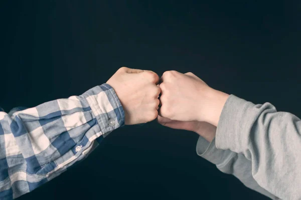 Näven bula eller Knuckle bula mellan två vänner f — Stockfoto