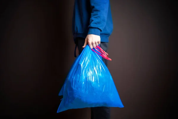 Atractivo hombre llevar dos bolsas de basura aislado f — Foto de Stock