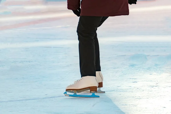 Mulher patinagem no gelo no ringue — Fotografia de Stock