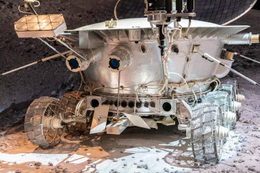 Merak uyandıran ay gezgini yeni toprakları keşfediyor.