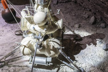 Ay 'a iniş görevi. Uydu yüzeyi B 'deki ay istasyonu