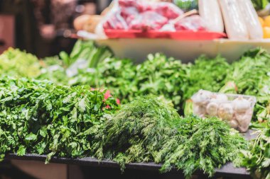 Vejetaryen gıda deposunda taze sebze ve meyve.