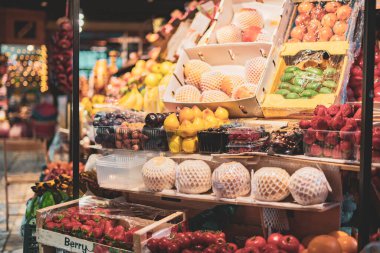 B pazarında doğal üretim yapan çiftçi tezgahı.