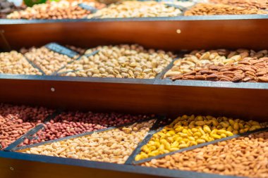 B pazarında organik fındıklı tezgah.