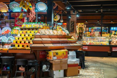 Organik çiftçi ürünleri olan bir market.