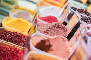 Süpermarket B 'deki çeşitli baharatlarla tezgahı kapatın.