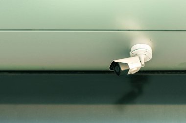 Şehir sokaklarındaki modern güvenlik kamerası.