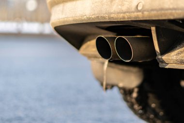 B gazı salınan bir arabanın egzoz borusunu kapatın.