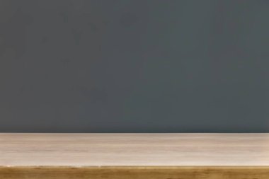 Basit arkaplan b üzerindeki modern raf kopyalama alanı modeli