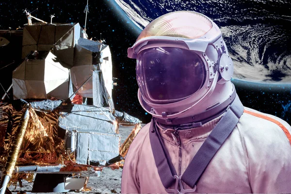 Astronaut på månens yta bredvid den kosmiska stationen b. Delar av denna bild tillhandahålls av Nasa — Stockfoto