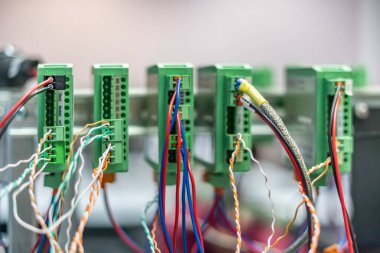 F elktrik denetleyicisine yerleştirilmiş kablolar