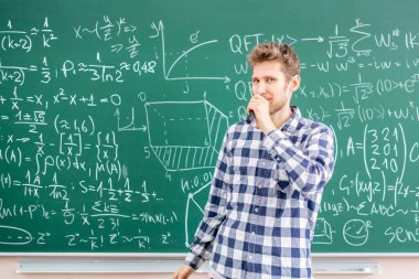 Üniversitede öğretim görevlisi öğrencilere bilgi veriyor.