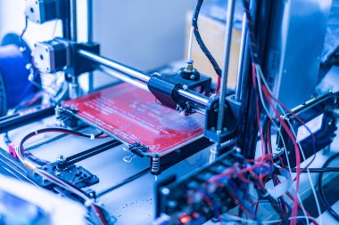 3D yazıcıyı kapatın ve B okulunda deneyler yapın.