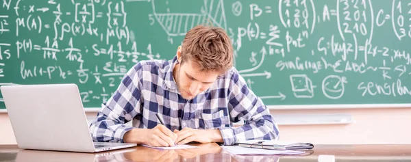 Jovem professor trabalhando com laptop ou dando uma palestra on-line b — Fotografia de Stock