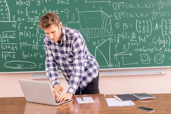 Joven profesor probando teorema en una pizarra b — Foto de Stock