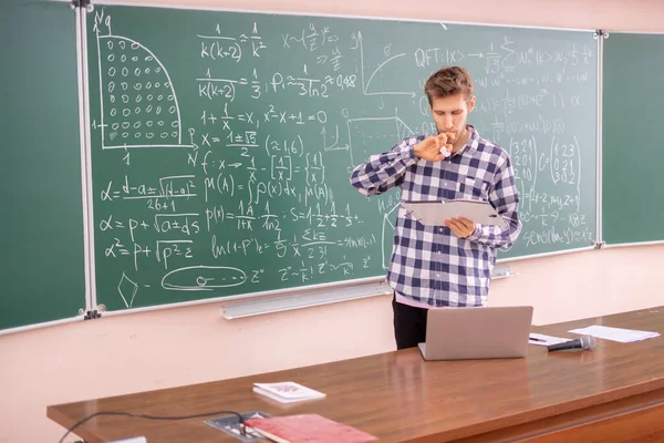 Joven profesor probando teorema en una pizarra b — Foto de Stock
