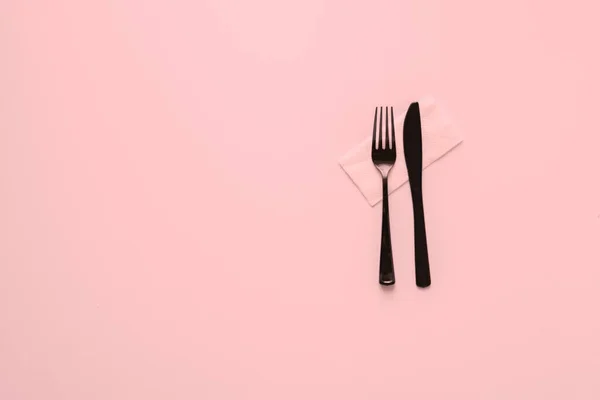 Una vista superior minimalismo conceptual con mesa de plástico utensilio de mesa de culto —  Fotos de Stock