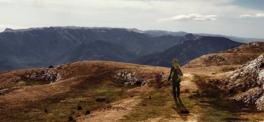 Bir erkeğin sırtından bir manzara yürüme, geniş doğa manzarası