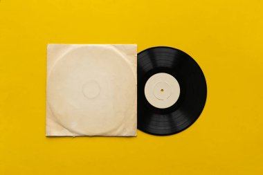 Renk yüzeyi üzerine yeni vinil diski olan bir model şablon, müzik albümü kapağı tasarımı