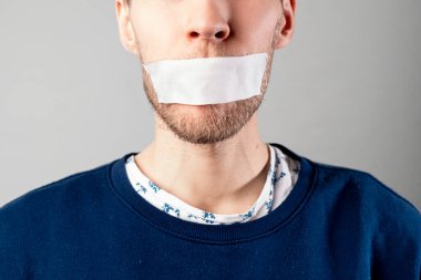 Ağzında bant olan adam, konuşmayı kes ve kapat, sansür konsepti.,