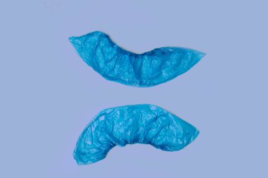 Renk yüzeyinde izole edilmiş mavi ayakkabı ya da ayakkabı üstleri