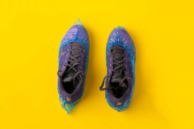 Kirli botların üst görüntüsü ya da ayakkabılar renk yüzeyinde, hijyen, temiz tıp hastanesi