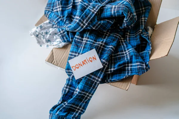 Kartondoboz, benne ruhával, adomány szegény országokból származó gyerekeknek — Stock Fotó