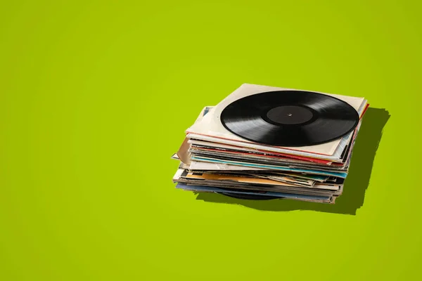 一堆旧的乙烯唱片，80年代的抽象复古音乐，迪斯科爵士蓝调 — 图库照片