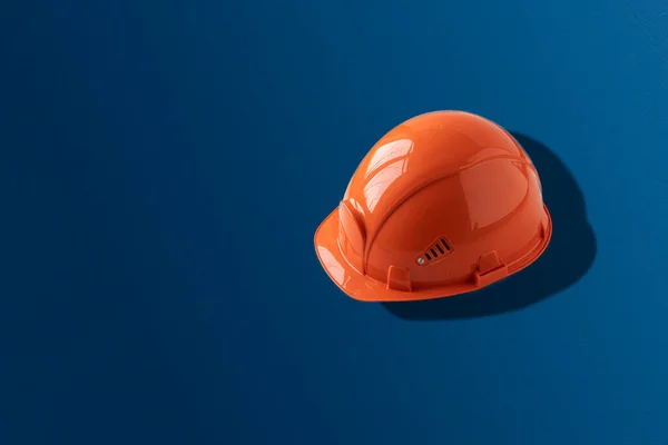 A de eenvoudige oranje helm, abstract minimalistisch concept van de veiligheidstaak — Stockfoto