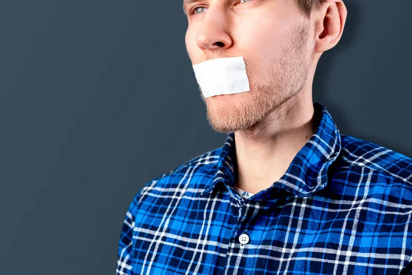 Un el hombre con una cinta cerrar la boca, dejar de hablar y apagar, concepto de censura, — Foto de Stock
