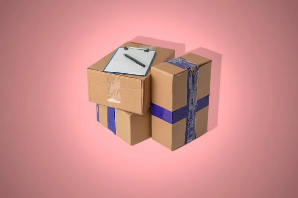 A la pila simple de entrega de la caja de cartón en la superficie de color — Foto de Stock