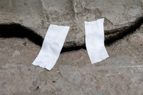 Una grieta en el hormigón, símbolo de la catástrofe del terremoto, sellado con una cinta, conceptos de ayuda — Foto de Stock