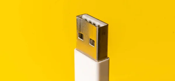 Nahaufnahme Makro eines USB-Kabels isoliert auf einem farbigen Hintergrund — Stockfoto