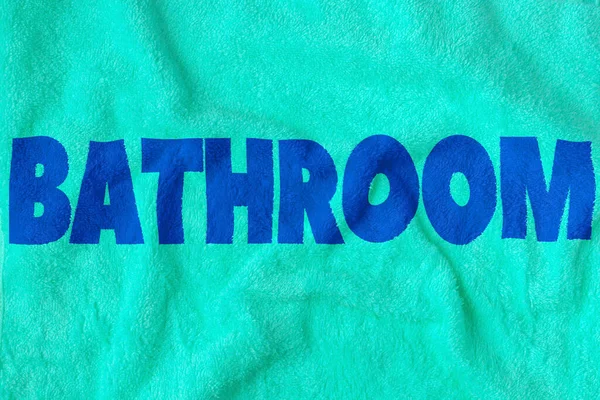 A palavra do texto do banho na textura da toalha, o projeto limpo do conceito do cuidado do corpo do spa — Fotografia de Stock
