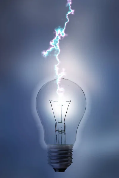 A villám merész sztrájk a villanykörte, kreatív ötlet az innovációs koncepció — Stock Fotó