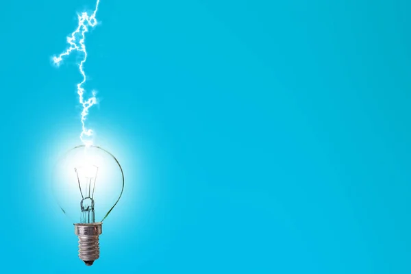 A villám merész sztrájk a villanykörte, kreatív ötlet az innovációs koncepció — Stock Fotó