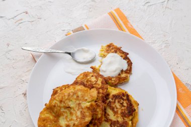 Peynirli gözleme ve tabakta ekşi krema ile sabah yemeği