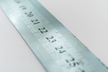 Beyaz arkaplanda santimetre ölçeğinin makro görüntüsü