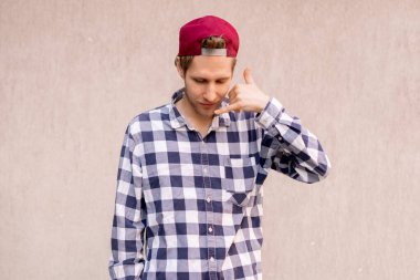 Bana işaret parmağı gösteren genç bir adam, cep telefonlarının sembolü.